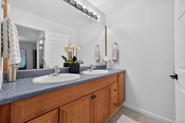 a view of livingroom with furniture and windows