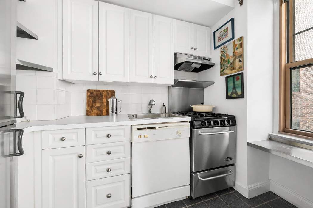 2 Horatio Street, Unit 2D Manhattan, NY 10014 - Photo 4 of 13