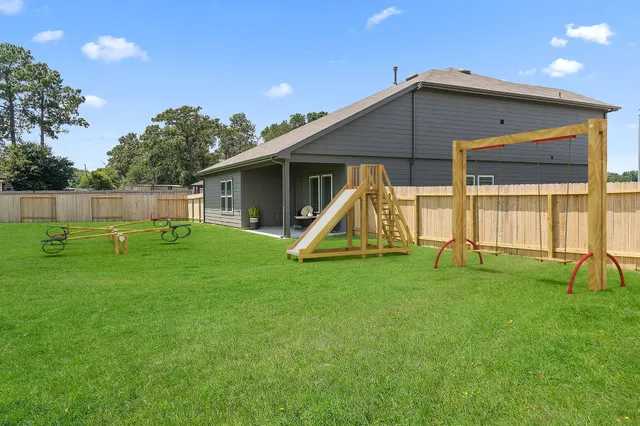 a view of a house with a backyard