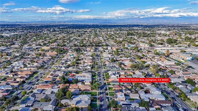 a city street filled with traffic