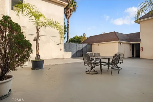 a view of a house with backyard and sitting area