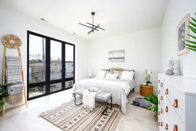 $479,000 | 2135 West Cermak Road, Unit 2S, Chicago, IL 60608