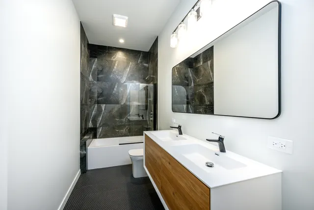 $479,000 | 2135 West Cermak Road, Unit 2S, Chicago, IL 60608