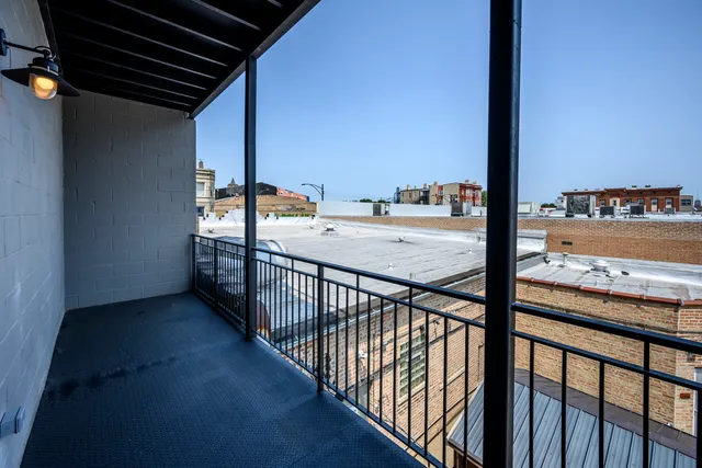 $479,000 | 2135 West Cermak Road, Unit 2S, Chicago, IL 60608