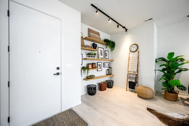 $479,000 | 2135 West Cermak Road, Unit 2S, Chicago, IL 60608