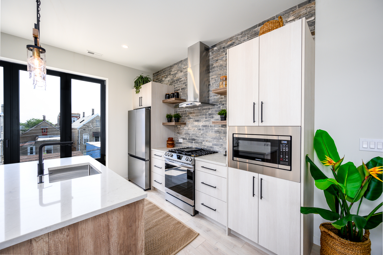 2135 West Cermak Road, Unit 2S Chicago, IL 60608 - Photo 8 of 22 Gallery Image 8