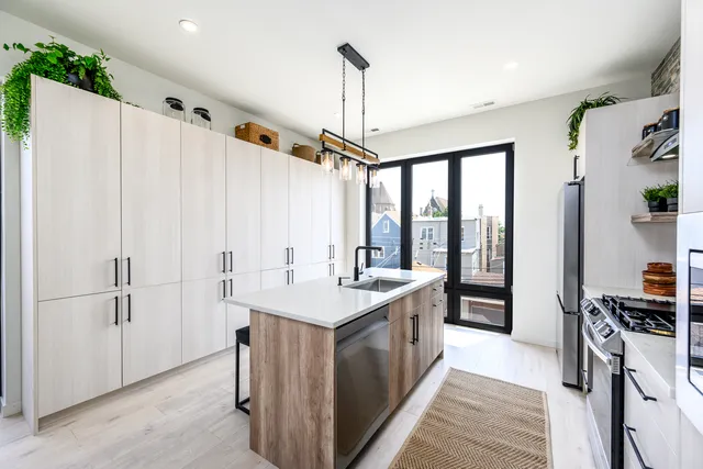 $479,000 | 2135 West Cermak Road, Unit 2S, Chicago, IL 60608