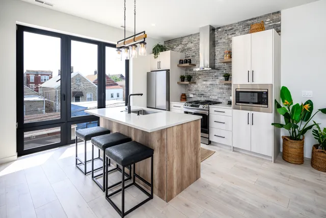 $479,000 | 2135 West Cermak Road, Unit 2S, Chicago, IL 60608