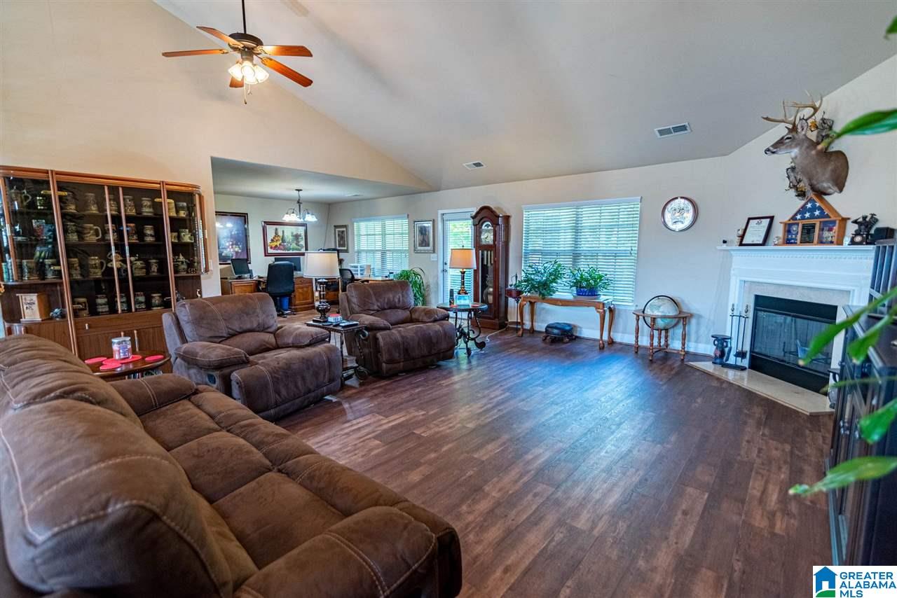 302 Tanglewood Circle Alabaster, AL 35007 - Photo 2 of 29