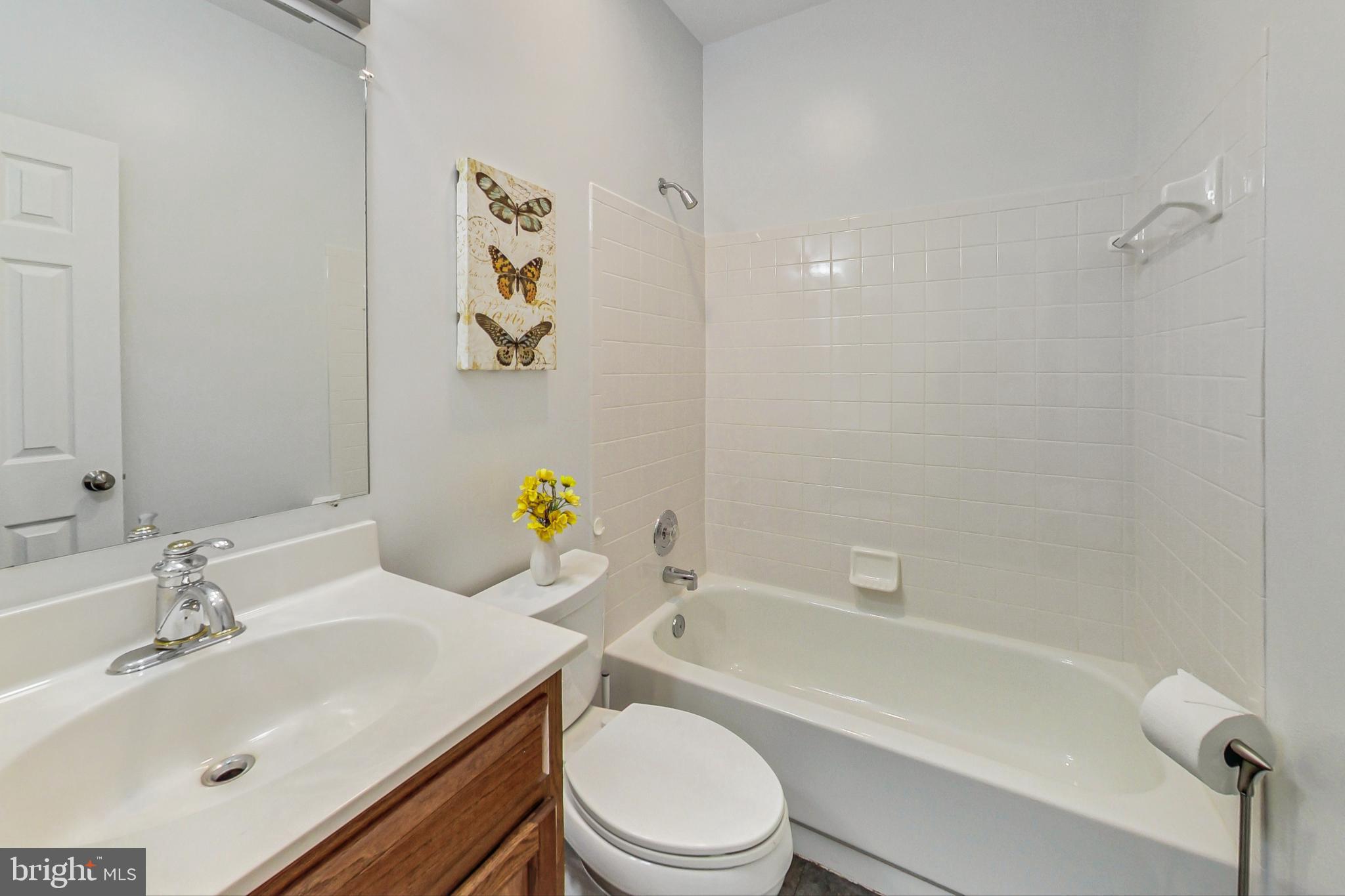 9300 Huntmaster Road Gaithersburg, MD 20882 - Photo 22 of 60 Main Level Full Bath\