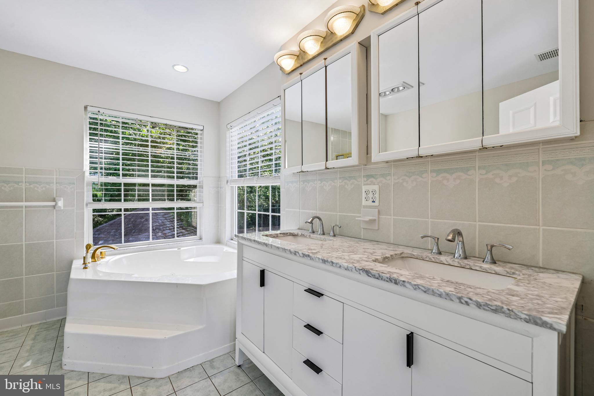 683 Powhatan Beach Road Pasadena, MD 21122 - Photo 4 of 70 Primary Bathroom