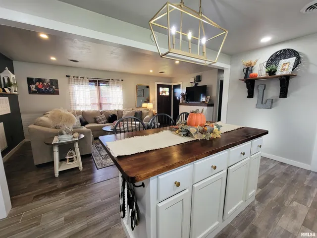 $150,000 | 616 Seminary Street, Flora, IL 62839