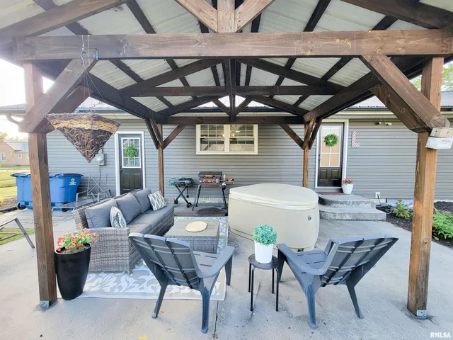 $150,000 | 616 Seminary Street, Flora, IL 62839