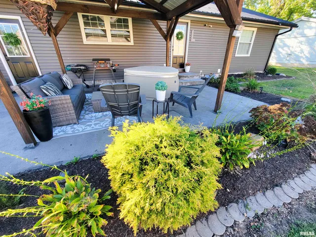 $150,000 | 616 Seminary Street, Flora, IL 62839