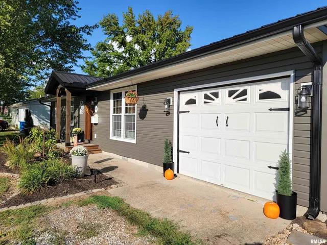 $150,000 | 616 Seminary Street, Flora, IL 62839