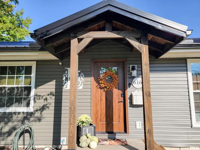 $150,000 | 616 Seminary Street, Flora, IL 62839