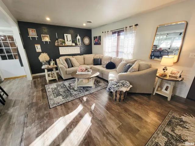 $150,000 | 616 Seminary Street, Flora, IL 62839