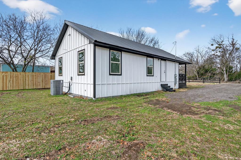 705 South 3rd Street East Dawson, TX 76639 - Photo 21 of 25 a view of a backyard of the house