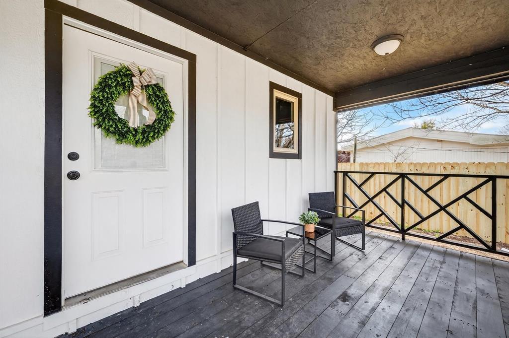 705 South 3rd Street East Dawson, TX 76639 - Photo 4 of 25 a living room with furniture and a large window