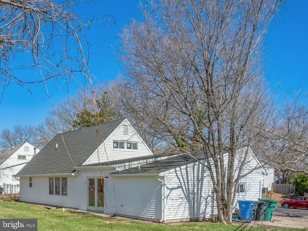 5 River Lane Levittown, PA 19055 - Photo 3 of 35 a front view of a house with garden