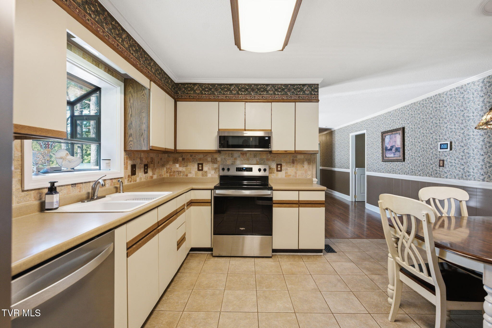 700 Rambling Road Johnson City, TN 37604 - Photo 12 of 36 31-web-or-mls-011_DSC08746