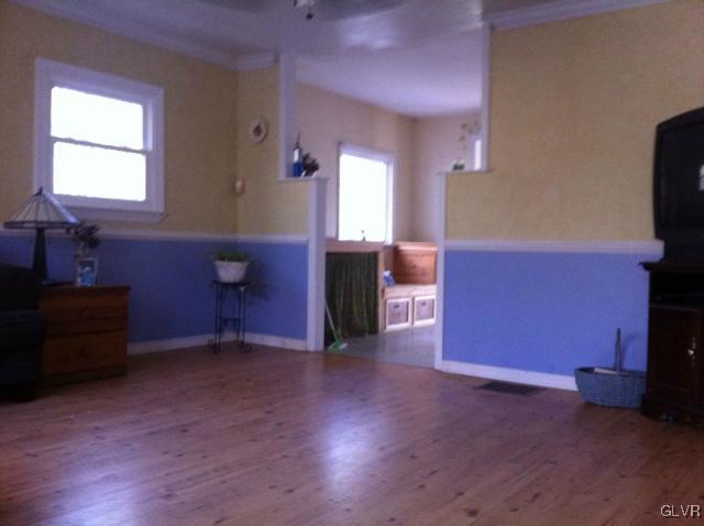 508 Westbrook Road Effort, PA 18330 - Photo 19 of 49 a living room with furniture and a flat screen tv