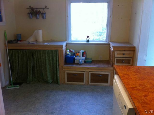 508 Westbrook Road Effort, PA 18330 - Photo 45 of 49 a kitchen with a refrigerator and a stove