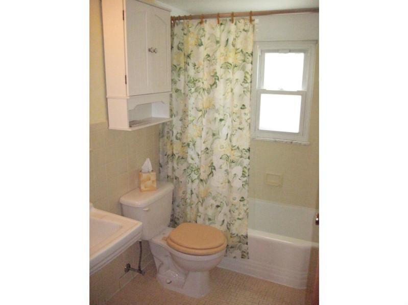 53 Rose Leaf Road Pittsburgh, PA 15220 - Photo 18 of 24 Full Bath.
