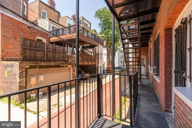 a view of entryway with front door