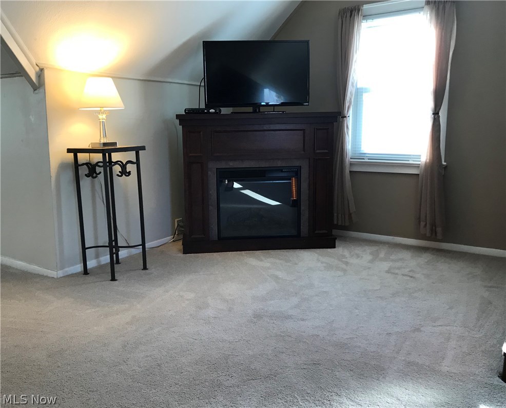 1189 Sunset Road Cleveland, OH 44124 - Photo 8 of 22 Sitting area of the master bedroom.