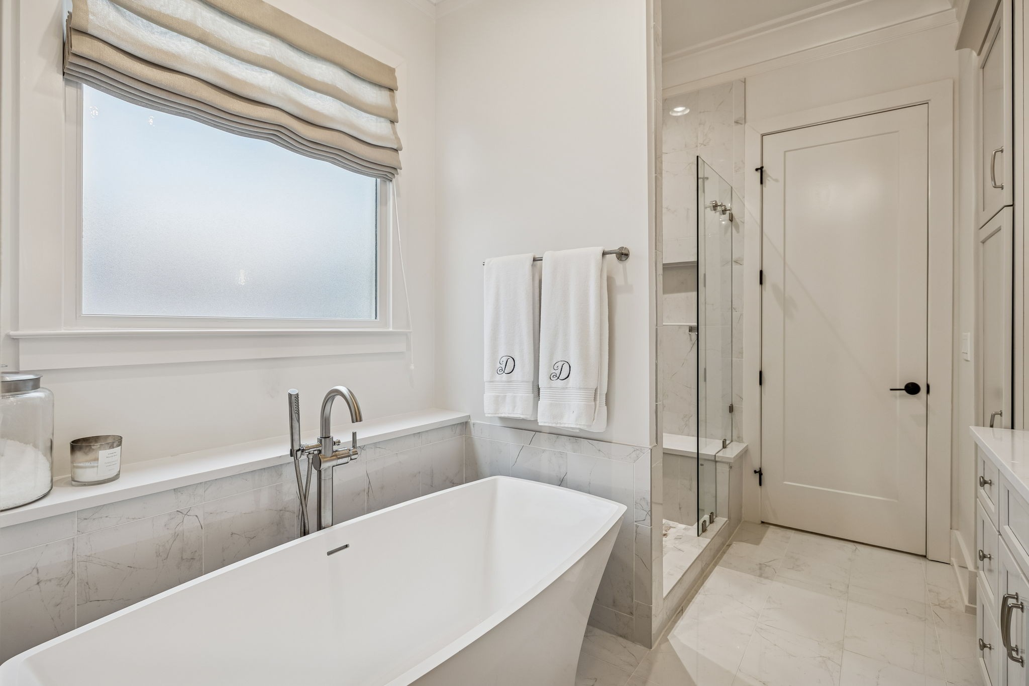 1013 William Street Franklin, TN 37064 - Photo 23 of 57 a bathroom with a tub a sink and mirror