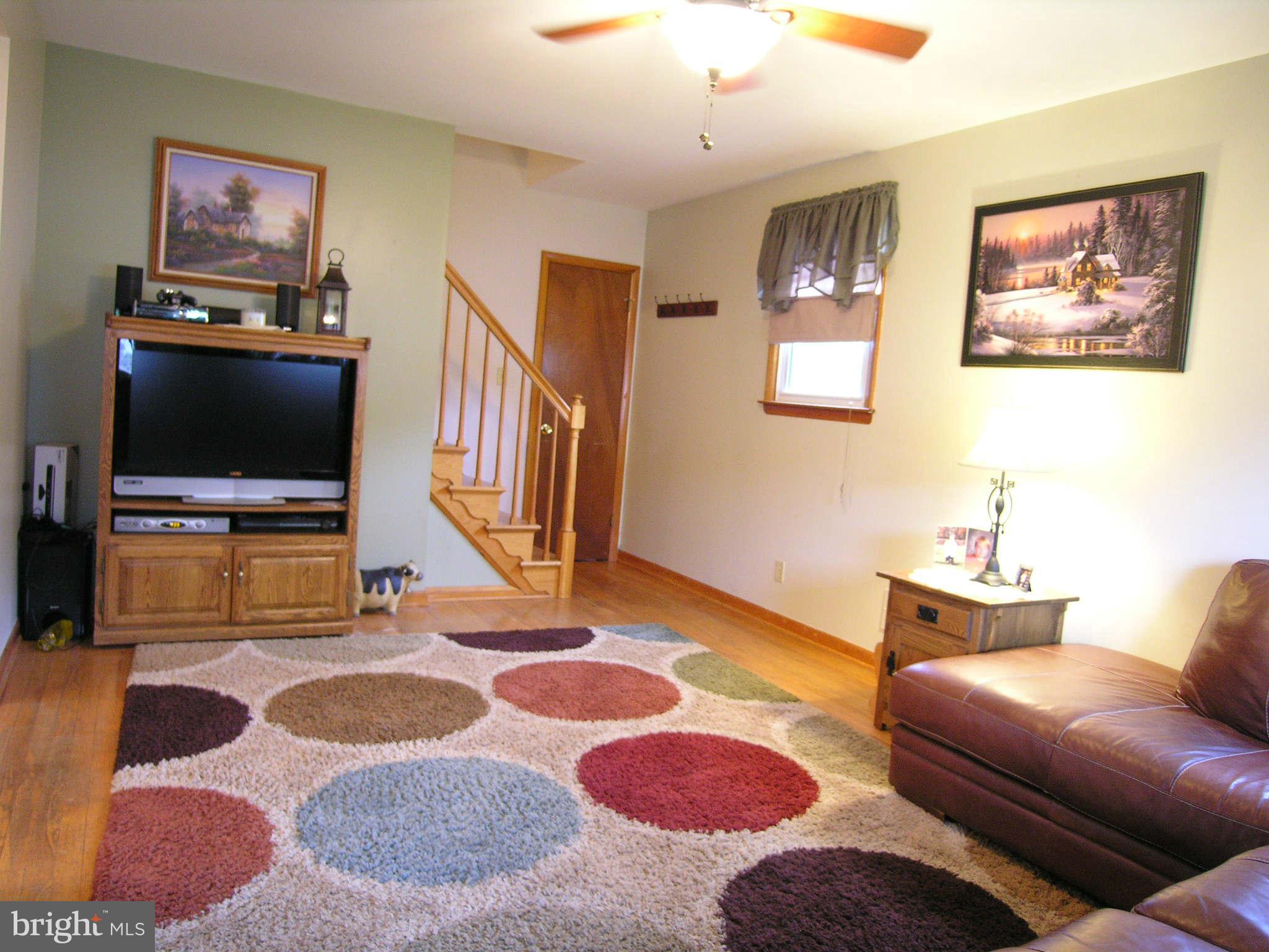 8105 Bon Air Road Baltimore, MD 21234 - Photo 4 of 30 Living Room