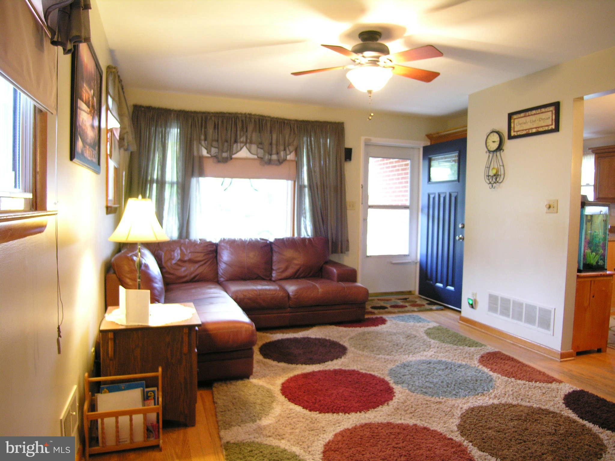8105 Bon Air Road Baltimore, MD 21234 - Photo 5 of 30 Living Room