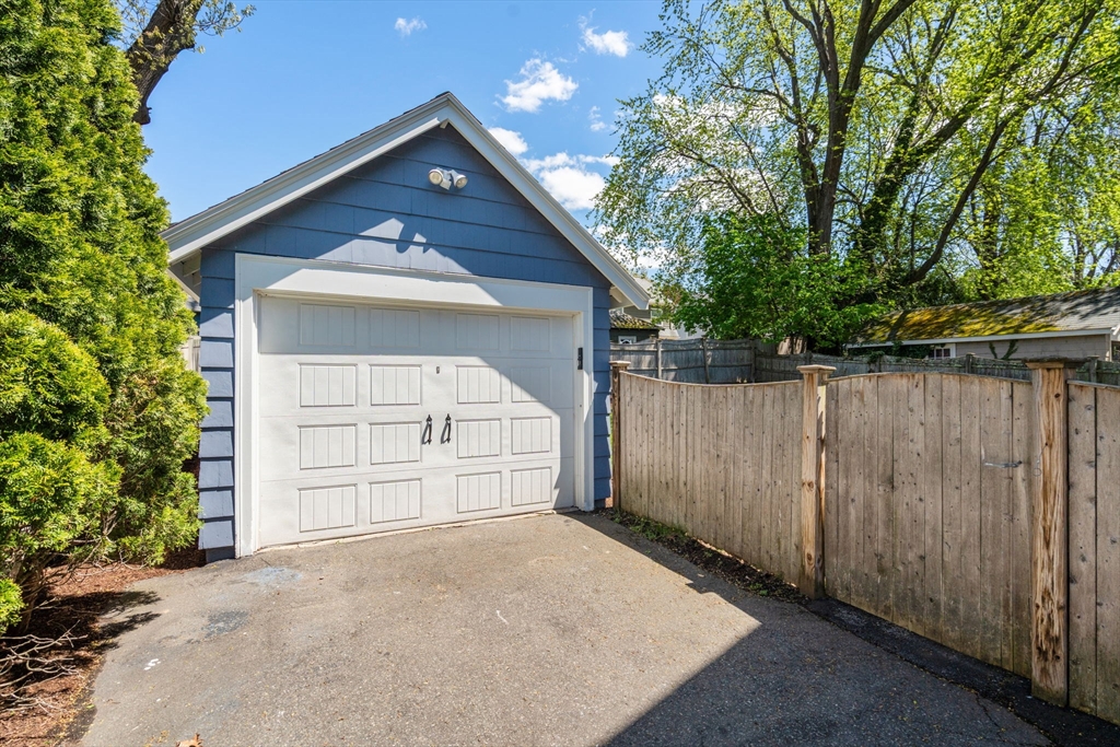 33 Longfellow Road Melrose, MA 02176 - Photo 31 of 38