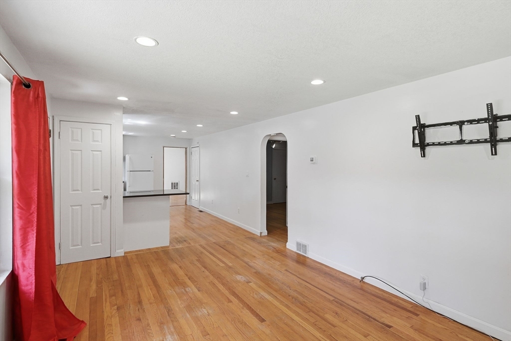 881 Roosevelt Avenue Springfield, MA 01109 - Photo 14 of 35