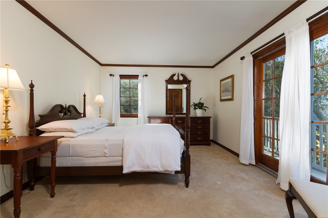 191 Old Beach Road Newport, RI 02840 - Photo 21 of 40 Guest Bedroom with private balcony and ensuite full bathroom.