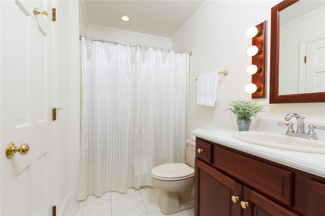 191 Old Beach Road Newport, RI 02840 - Photo 22 of 40 Guest room full bathroom