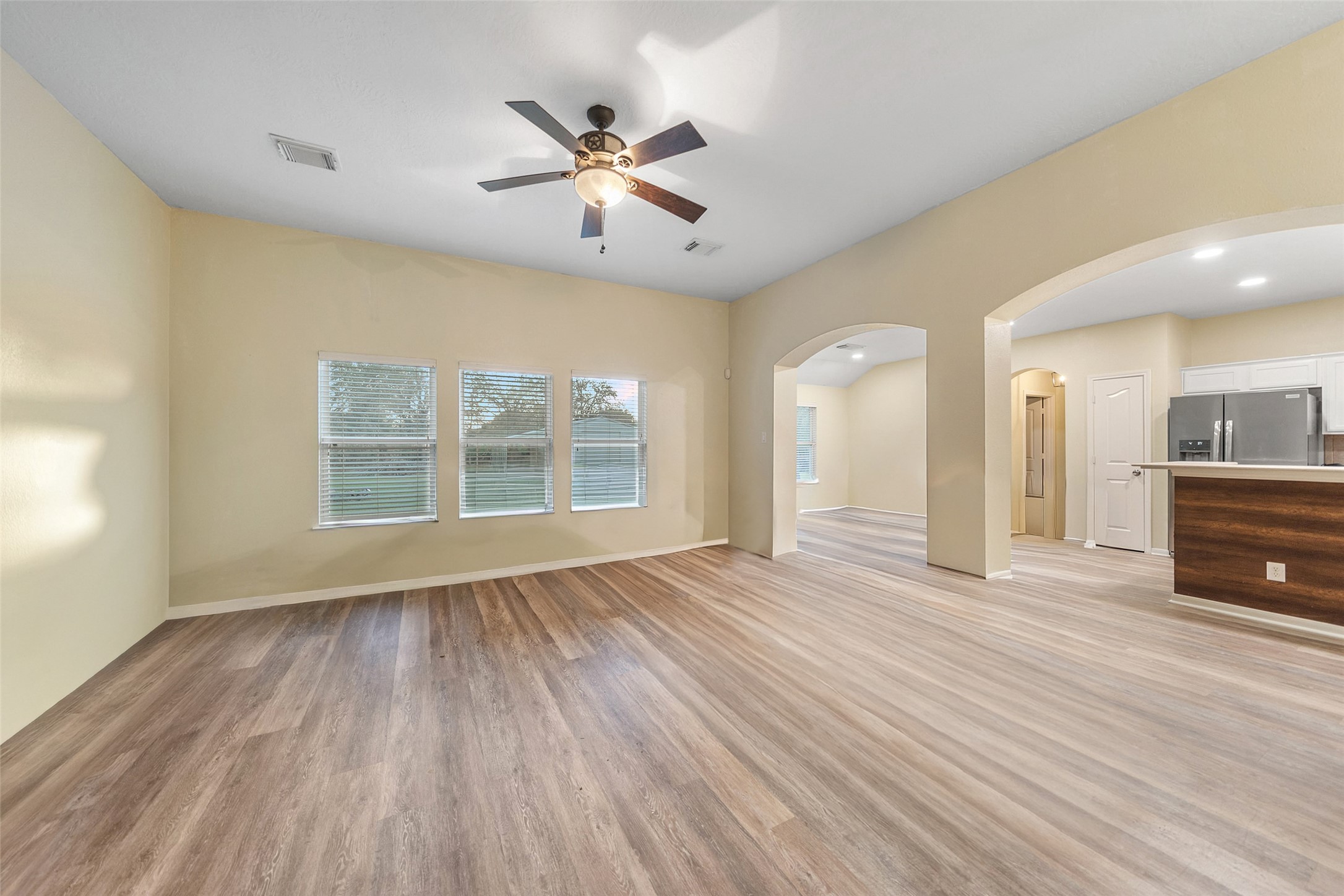 118 Pin Oak Lane Hempstead, TX 77445 - Photo 6 of 33 Expansive living space with arched openings, ceiling fan, and flexible layout options.