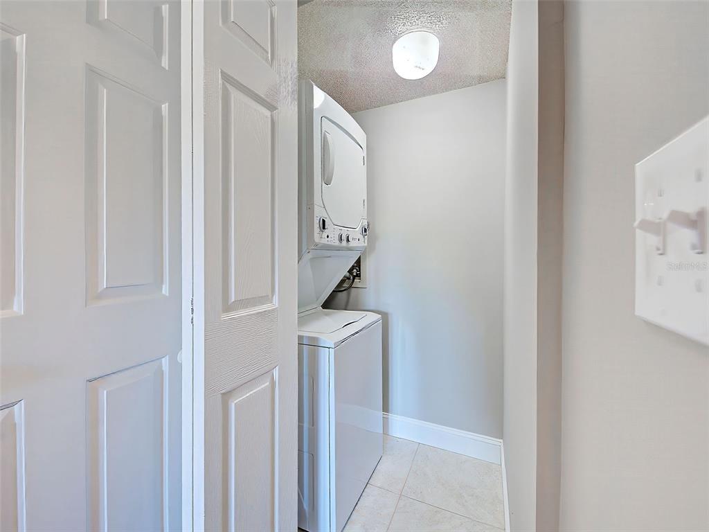 429 Cerromar Lane, Unit 352 Venice, FL 34293 - Photo 20 of 47 a bathroom with a sink a toilet and shower