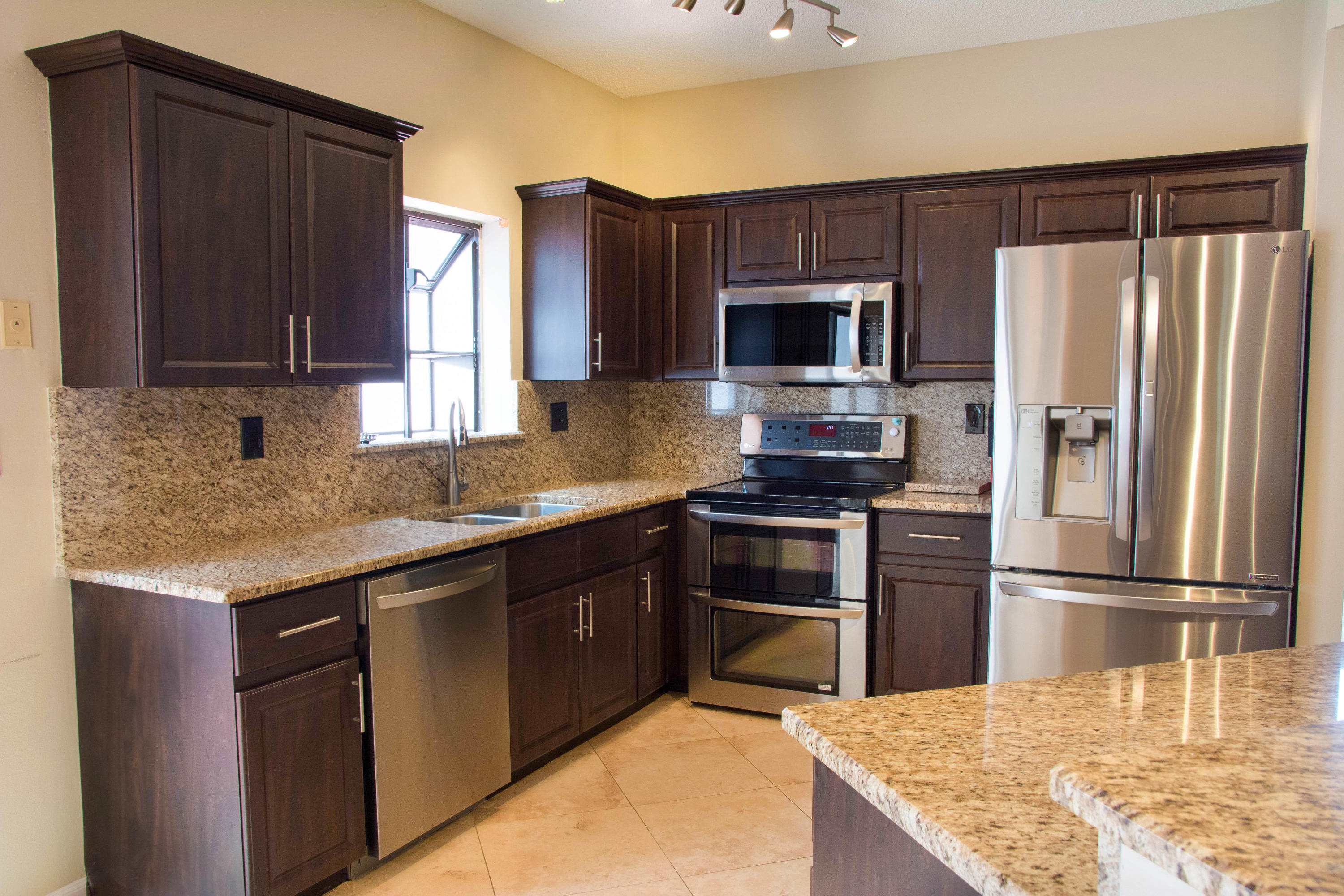 21722 Cromwell Circle Boca Raton, FL 33486 - Photo 5 of 23 21722 KITCHEN