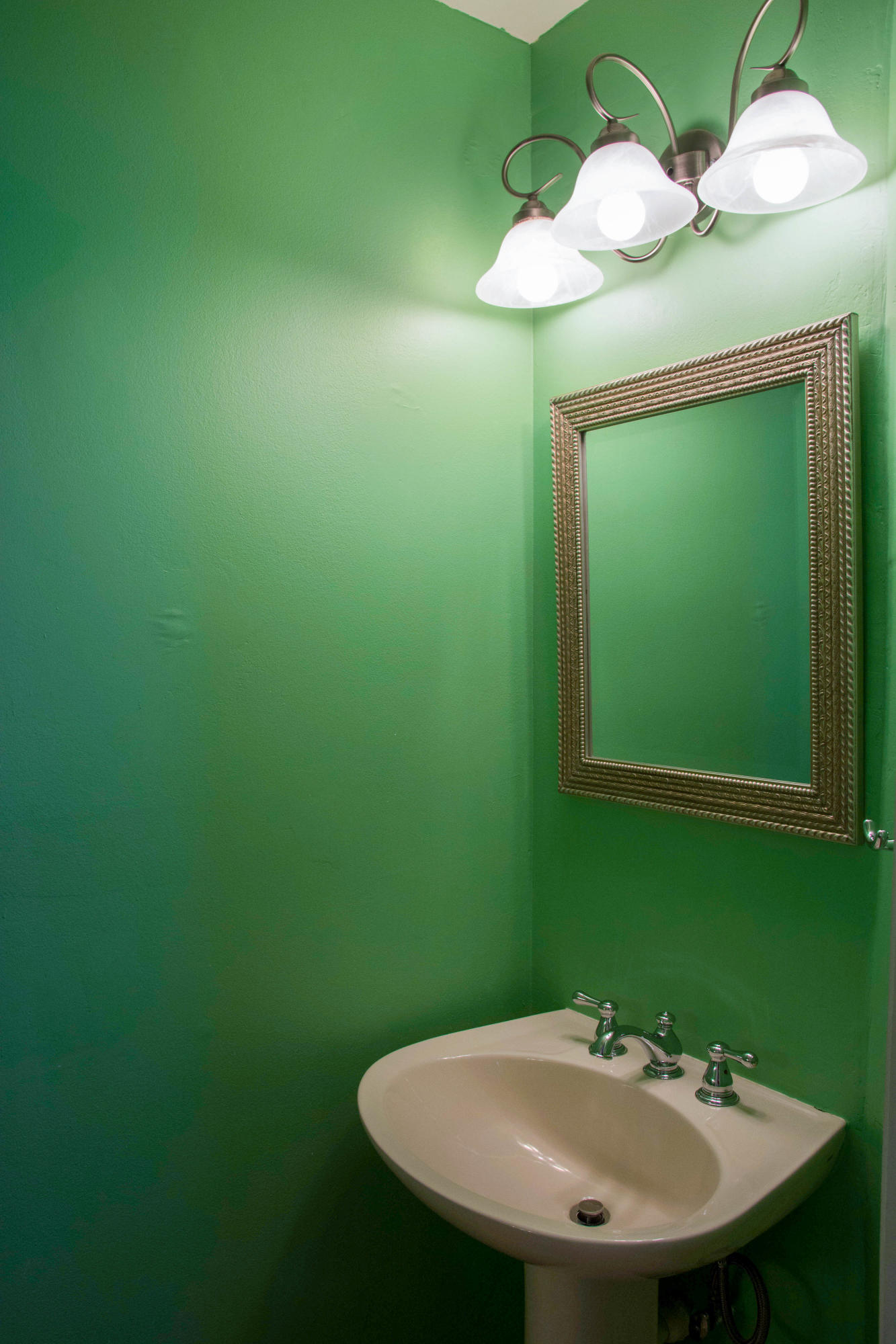 21722 Cromwell Circle Boca Raton, FL 33486 - Photo 8 of 23 21722 MAIN LEVEL POWDER ROOM