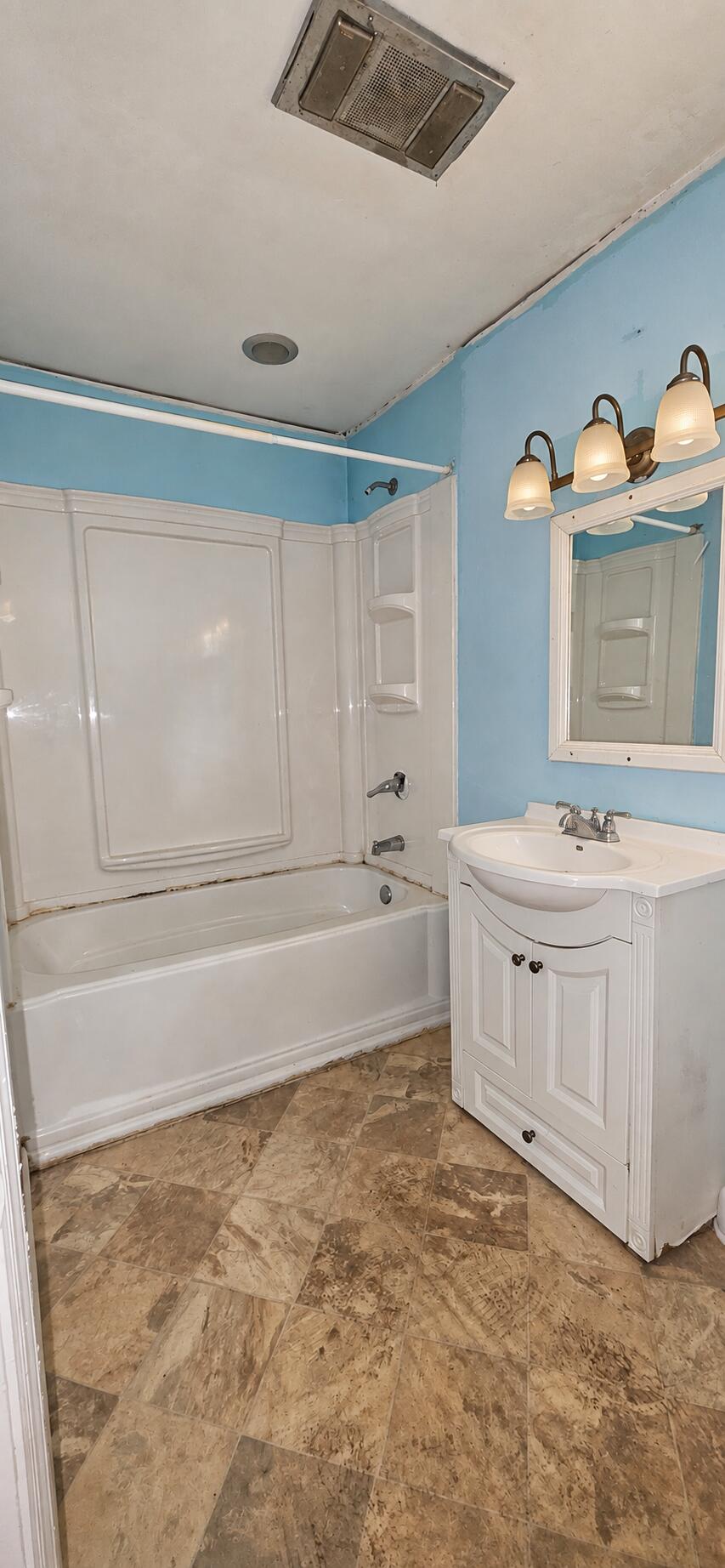 610 West Hampton Street Elloree, SC 29047 - Photo 13 of 16 mil bath