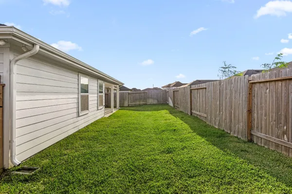 a view of a back yard