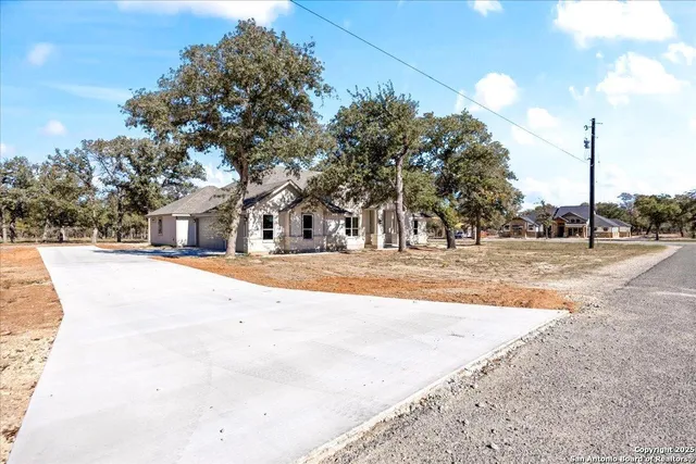 $742,700 | 157 Hondo Vista, La Vernia, TX 78121