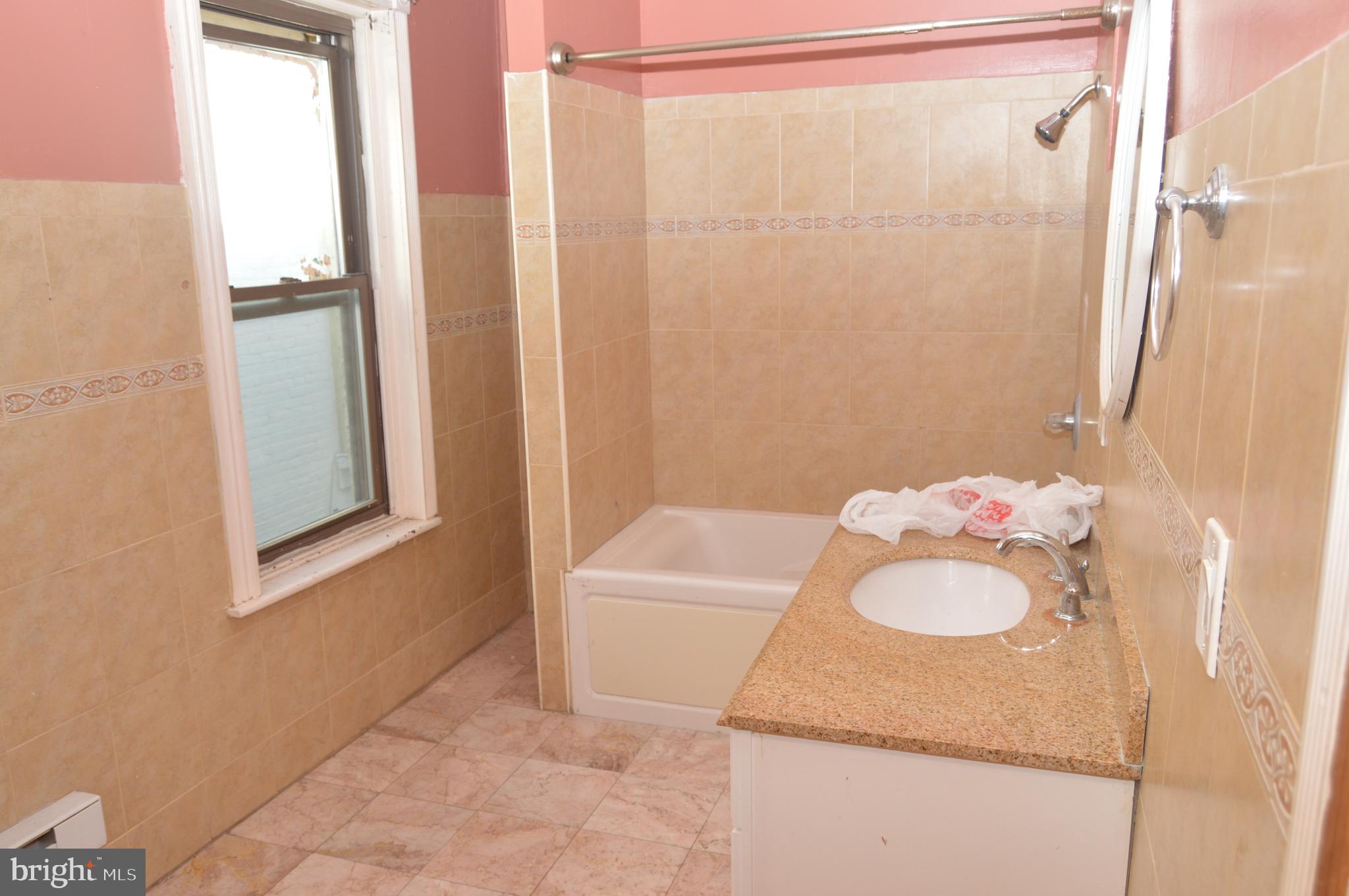 802 Chestnut Street Reading, PA 19602 - Photo 20 of 38 Bath