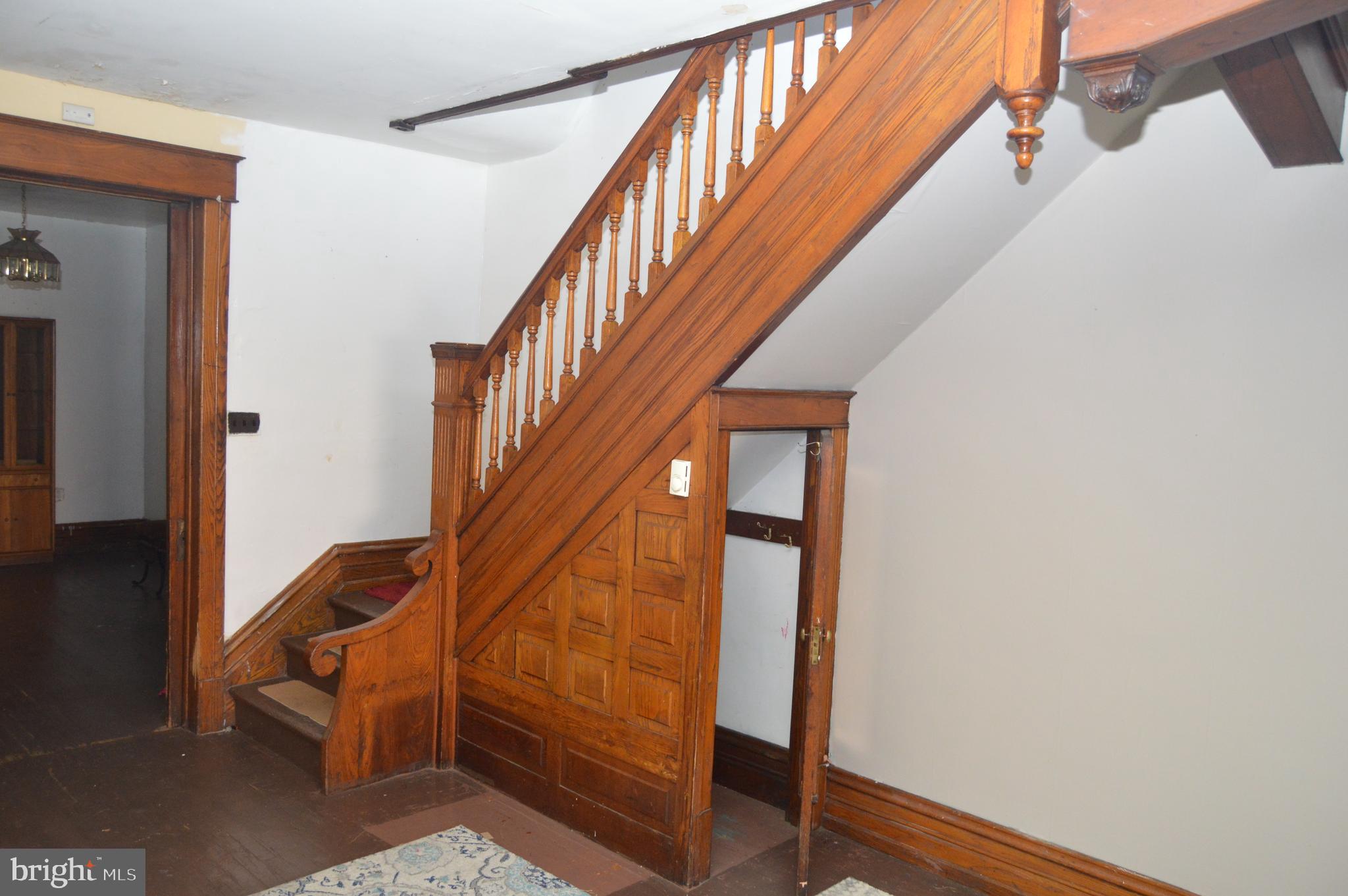 802 Chestnut Street Reading, PA 19602 - Photo 3 of 38 Original stained wood trim