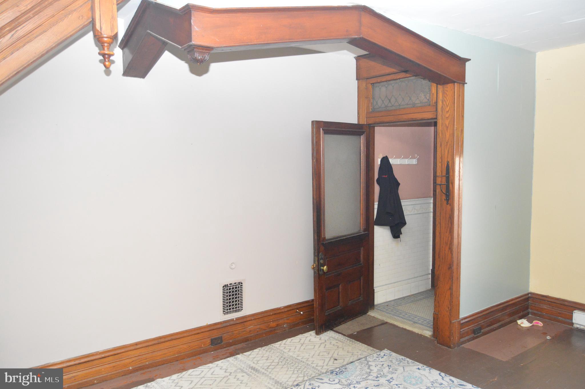 802 Chestnut Street Reading, PA 19602 - Photo 5 of 38 Living Room