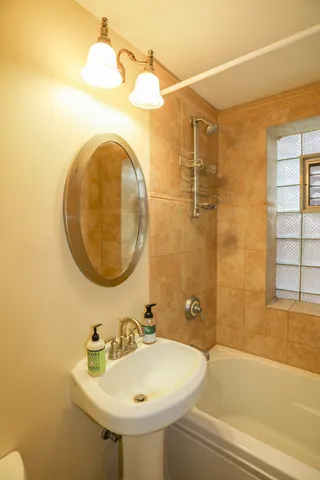 $2,600 | 2050 West Summerdale Avenue, Unit 1C, Chicago, IL 60625