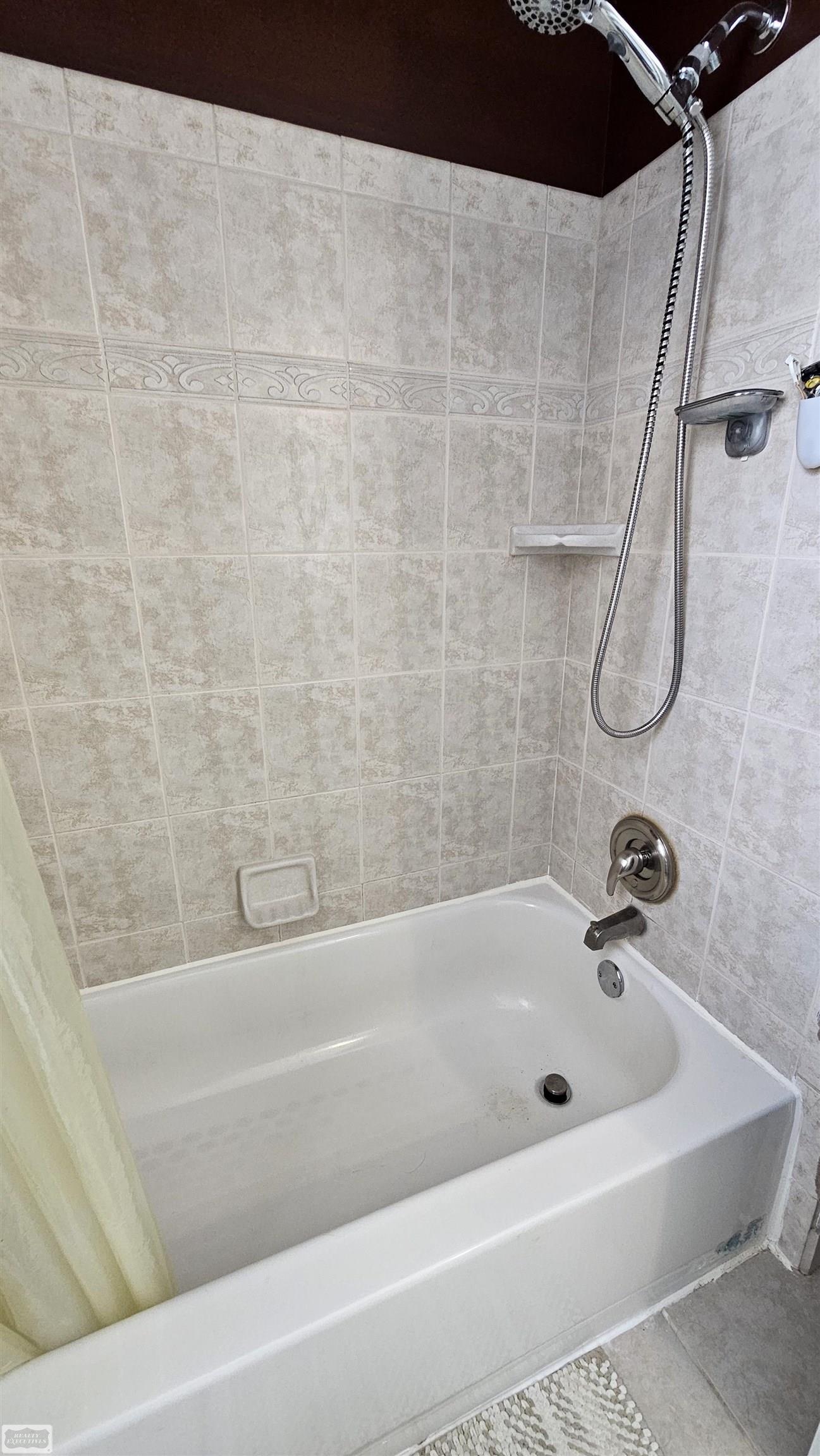 42947 Utica Road Sterling Heights, MI 48314 - Photo 20 of 52 50142273-09a2ef5b-494c-4d3b-adc3-1fe69dd5c098.JPG