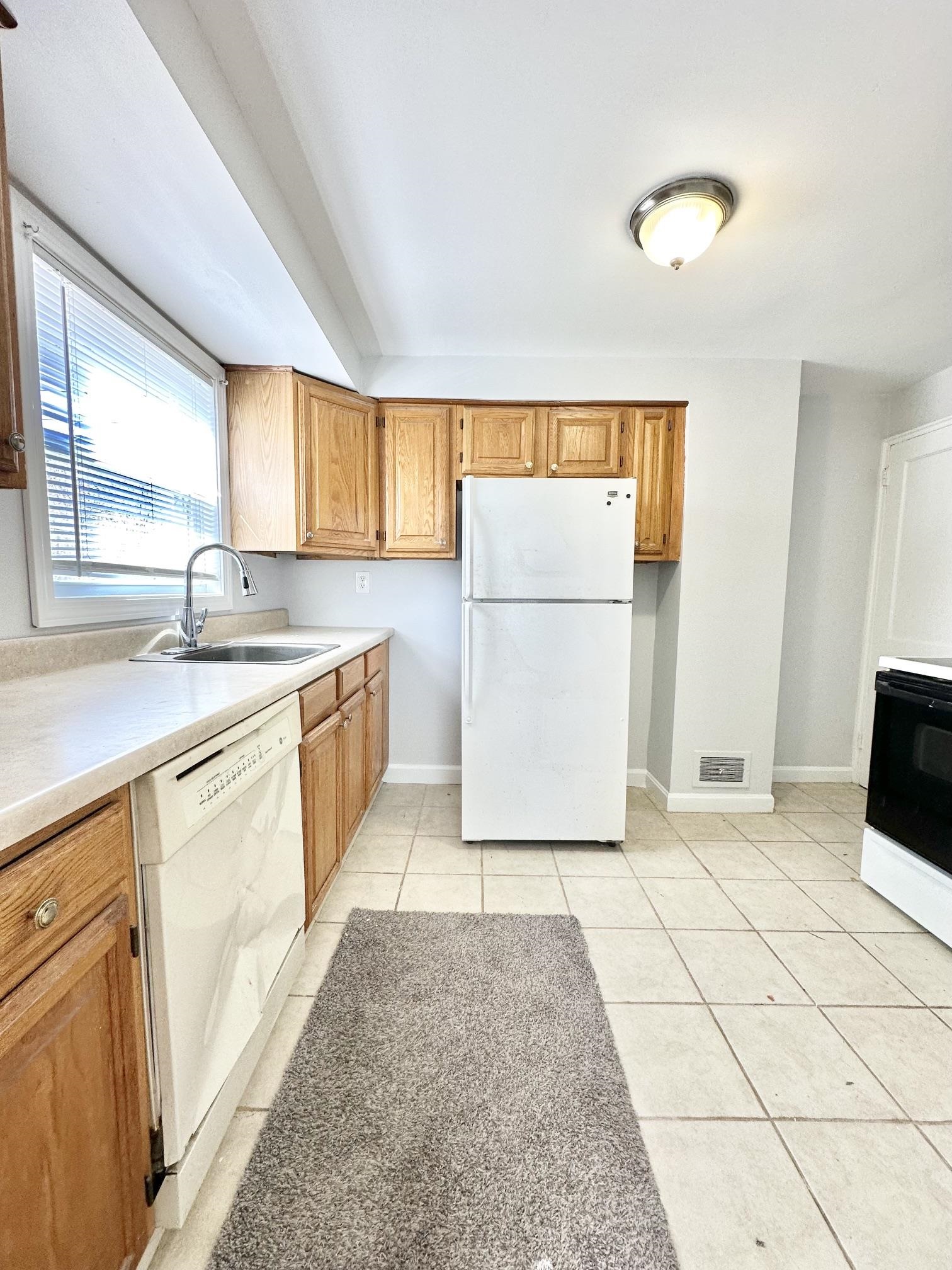 84 Mary Ann Road Manchester, NH 03104 - Photo 8 of 12